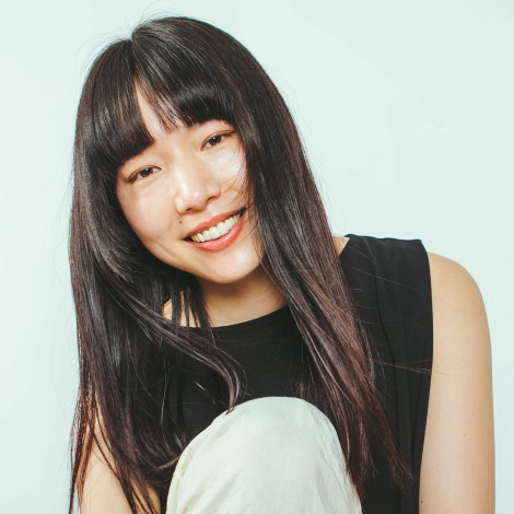 前髪パッツンが可愛いレイヤーカットロングスタイル